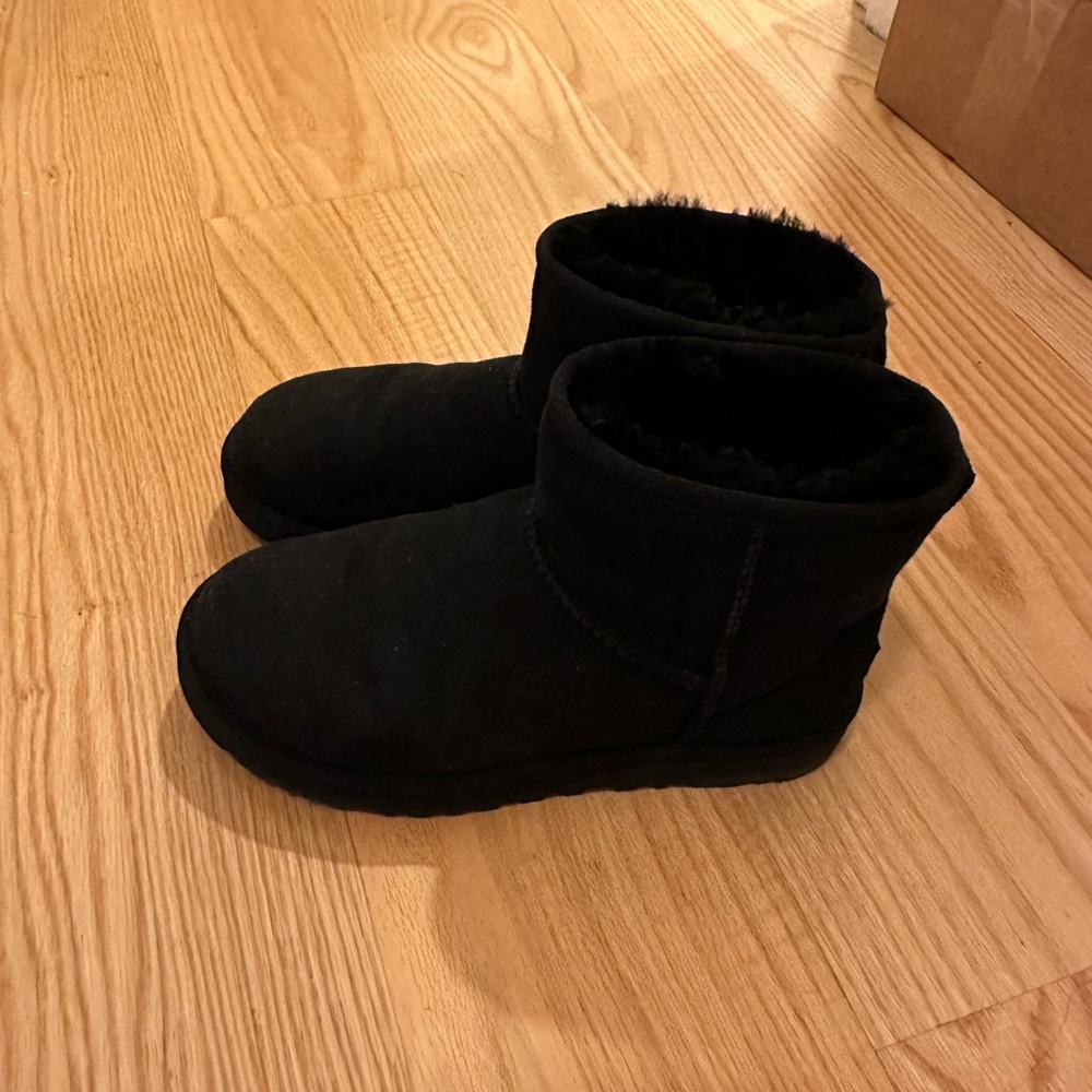 Ugg Mini - image 1